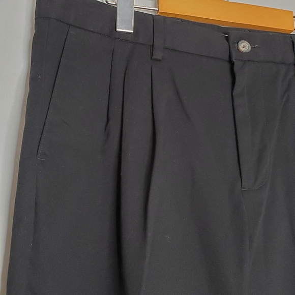 Amazon Essentials Men's Classic-Fit Pleated True Black Pants 34x34" - Picture 4 of 8